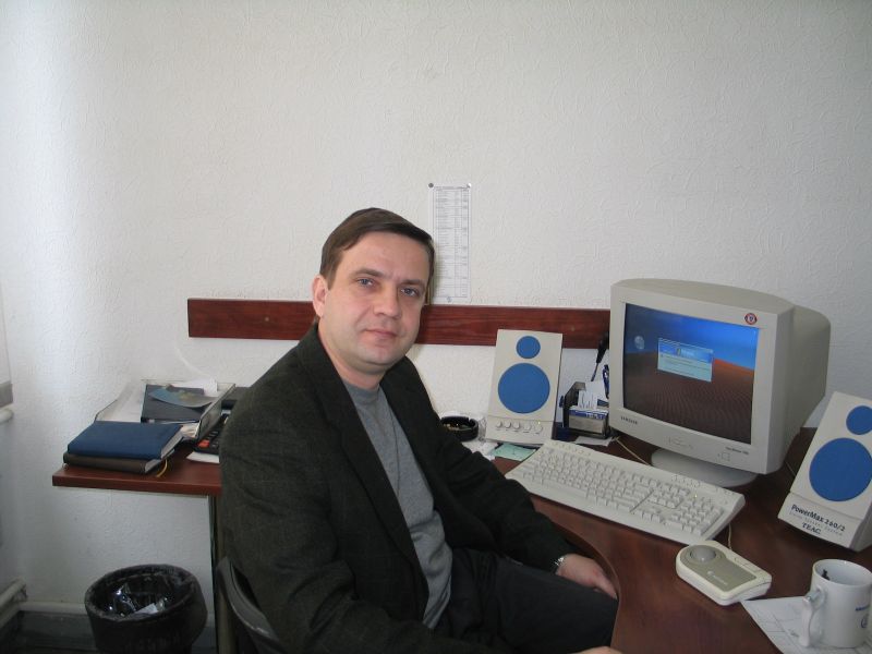 File:Тенет Топилин за столом 2004.jpg
